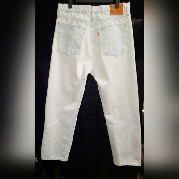 EUC Levi's Women's Straight Leg Light Blue Jeans - Picture 3 of 4